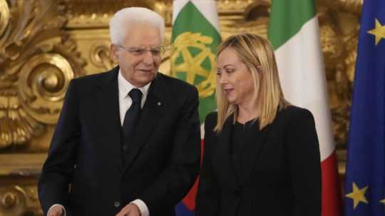 Taliansky prezident Sergio Mattarella (vľavo) a talianska premiérka Giorgia Meloniová.