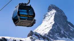 Lanovka pred pohorím Matterhorn vo švajčiarskom lyžiarskom stredisku Zermatt.