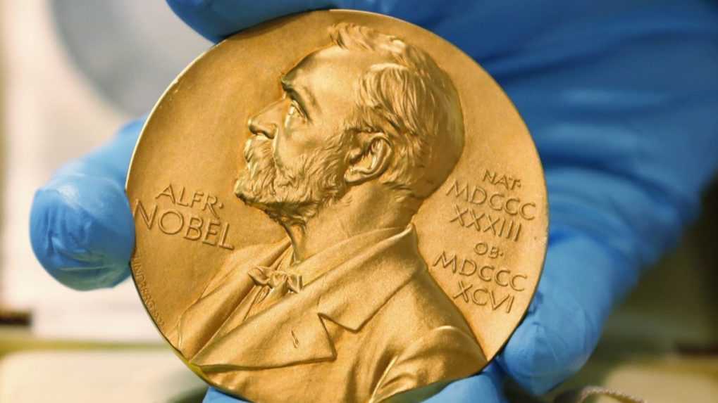 Udelili Nobelovu cenu za fyziku. Získala ju trojica vedcov, ktorá skúma elektróny pomocou laserov