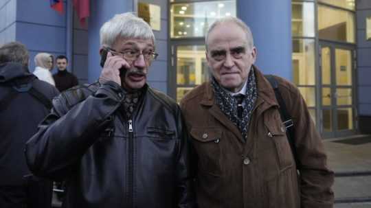 Na snímke zľava Oleg Orlov, člen správnej rady ruskej ľudskoprávnej organizácie Memorial, a Jan Rachinskij, predseda správnej rady ruskej ľudskoprávnej organizácie Memorial.