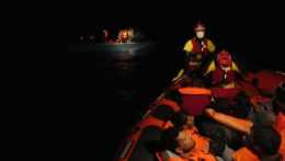 Na archívnej snímke zo septembra 2022 záchranári španielskej mimovládnej organizácie Open Arms zachraňujú migrantov počas operácie v Stredozemnom mor