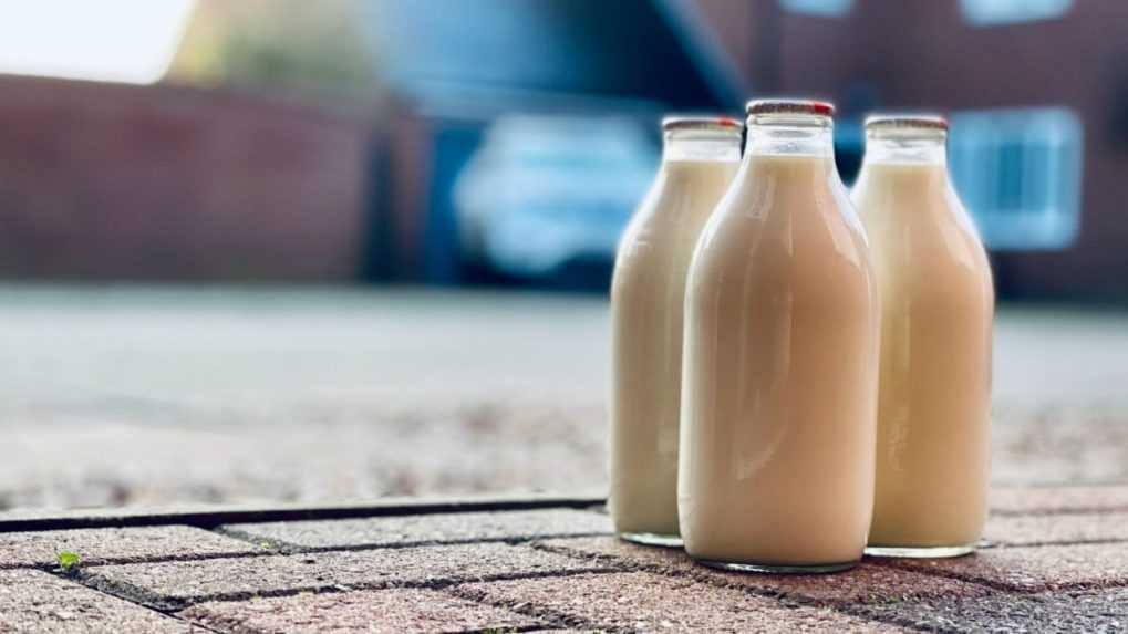 Aktivisti v supermarketoch v Spojenom kráľovstve rozlievali mlieko
