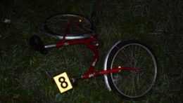 Na snímke je bicykel ležiaci v tráve.