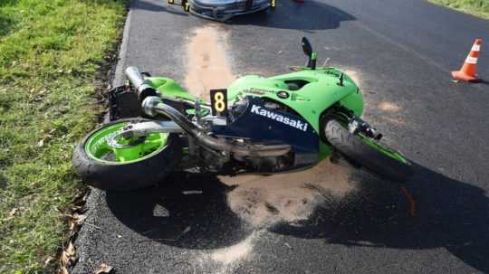Na snímke je zelená motorka značky Kawasaki po nehode na vodzovke.