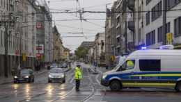 Policajti blokujú cestu pre osobné vozidlá a chodcov z dôvodu nálezu leteckej bomby z obdobia druhej svetovej vojny v Drážďanoch.