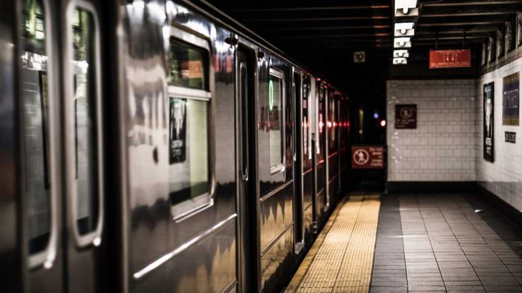 V newyorskom metre zomrel muž, ktorému sa zaseklo oblečenie vo vozni