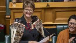Na snímke nová poslankyňa Soraya Peke-Masonová z liberálnej Labouristickej strany sa usmieva počas príhovoru v parlamente 25. októbra 2022 vo Wellingtone.