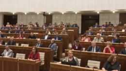 Na snímke poslanci NR SR v poslaneckých laviciach.