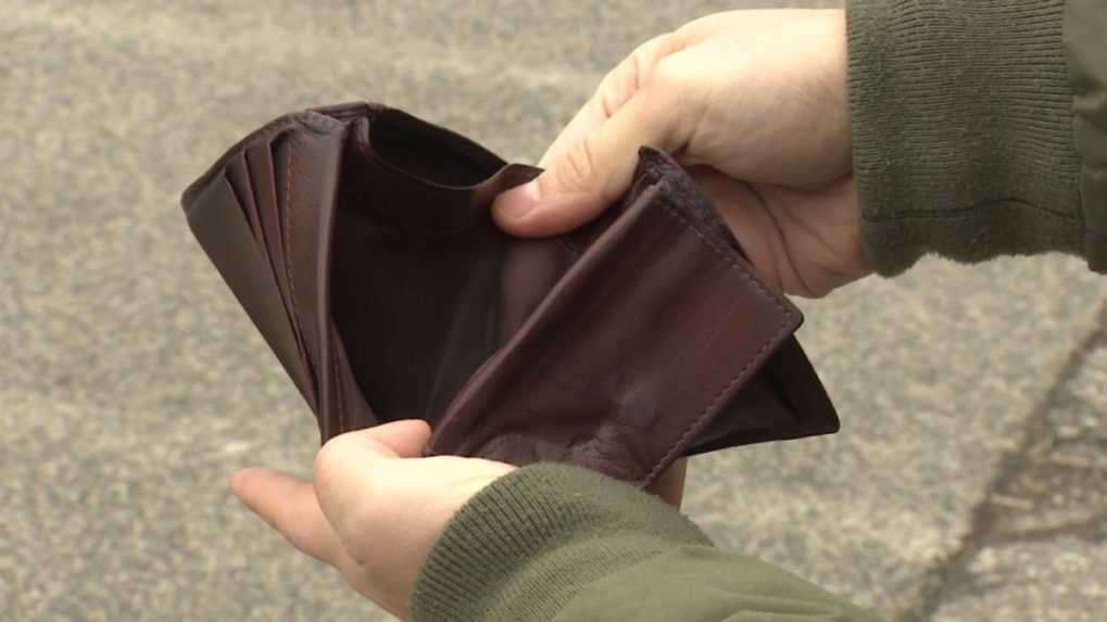 Žena sa po štyroch desaťročiach dostala k svojej stratenej peňaženke