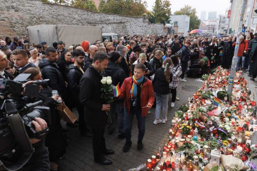 Tisíce ľudí si v Bratislave uctili obete streľby na Zámockej
