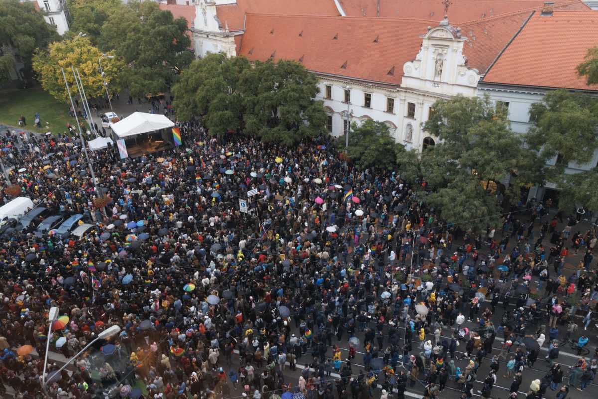 Pochod za obete ÃƒÂºtoku na ZÃƒÂ¡mockej ulici v Bratislave.