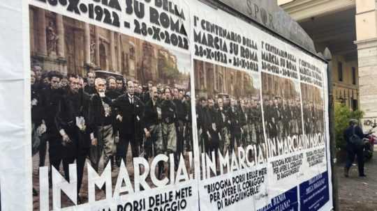 Plagáty pripomínajúce 100. výročie pochodu na Rím s podobizňou talianskeho fašistického diktátora Benita Mussoliniho.