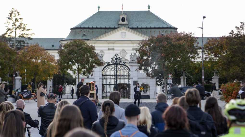 Na viacerých miestach Bratislavy si uctili pamiatku obetí dopravnej nehody