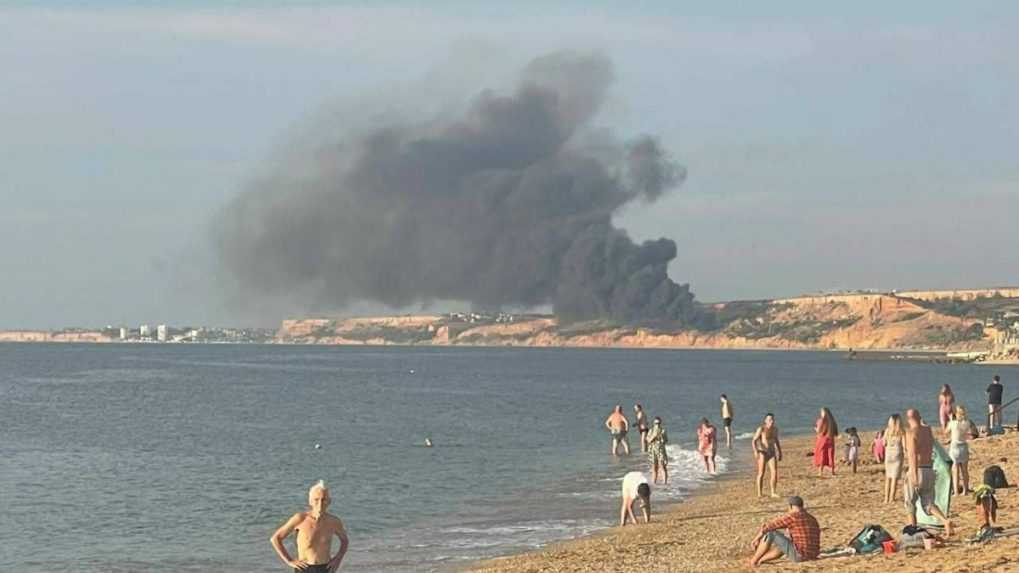 Z letiska Beľbek na Kryme hlásia silný požiar a výbuchy