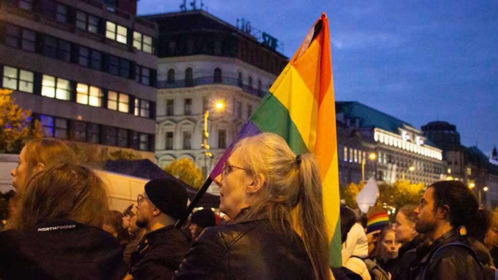Na snímke ľudia držia dúhové vlajky na zhromaždení Spoločne proti nenávisti na Václavskom námestí v Prahe.