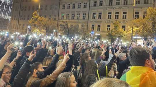 Na snímke ľudia svietia mobilnými telefónmi na zhromaždení Spoločne proti nenávisti na Václavskom námestí v Prahe.
