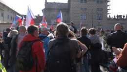 Na snímke dav protestuje s českými vlajkami proti vláde Petra Fialu.