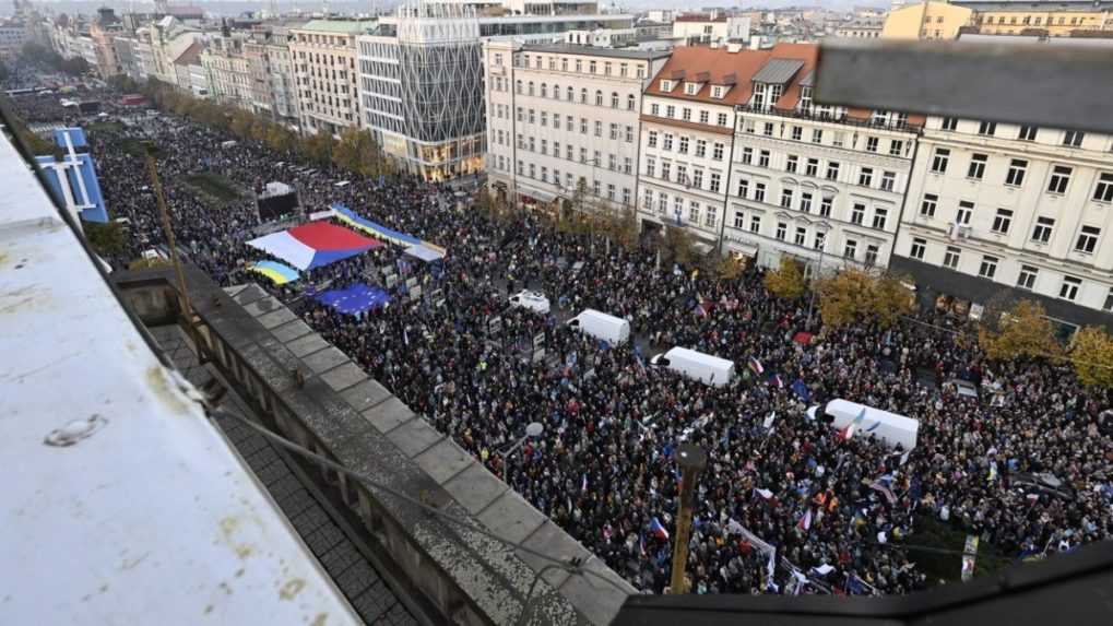 Desaťtisíce ľudí na Václavskom námestí protestujú proti strachu