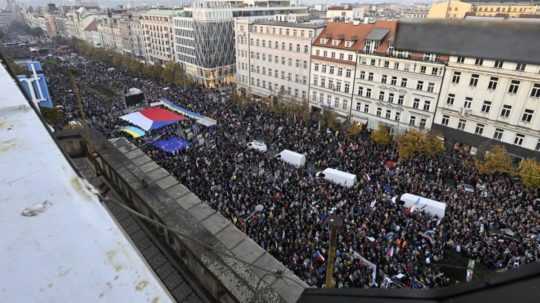 Desaťtisíce ľudí na Václavskom námestí protestujú proti strachu.
