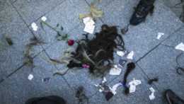 Na archívnej snímke z 2. októbra 2022 pramene vlasov, ktoré si odstrihli ženy na proteste.