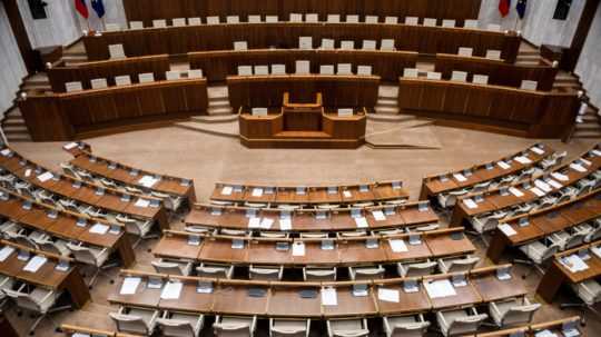 Na snímke je prazdna rokovacia sála parlamentu.