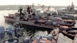 Vojnové lode ruskej čiernomorskej flotily kotvia v prístave Sevastopol.