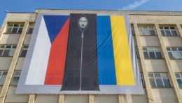 Na snímke je podobizeň Vladimira Putina vo vaku na mŕtvoly medzi českou a ukrajinskou zástavou na budove českého ministerstva vnútra v Prahe.
