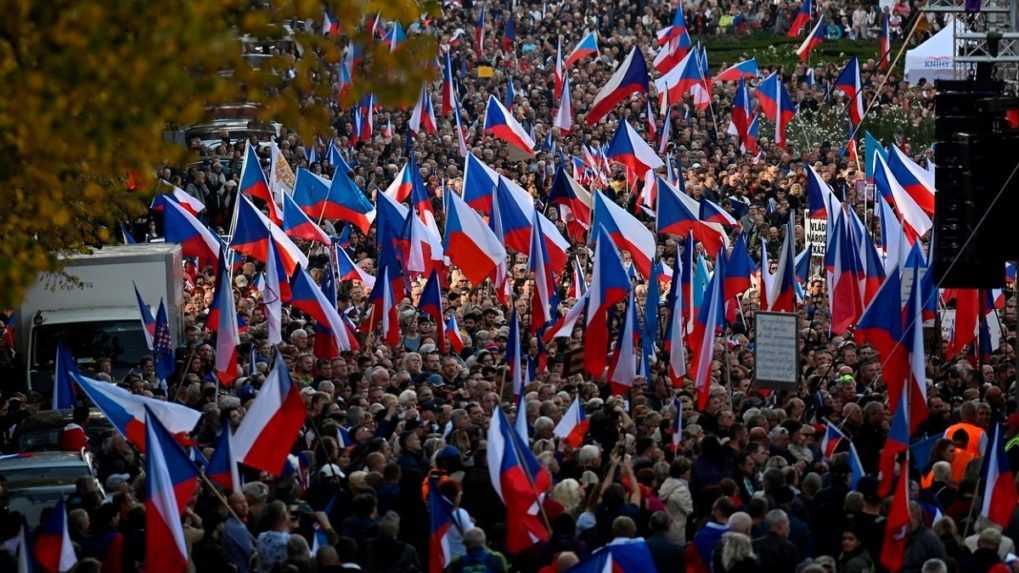 Na Václavskom námestí protestujú tisíce ľudí proti vláde Petra Fialu