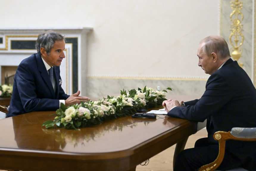 Ruský prezident Vladimir Putin (vpravo) a šéf Medzinárodnej agentúry pre atómovú energiu Rafael Grossi.