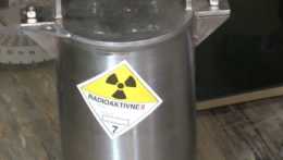 Na snímke nádoba s nápisom: rádioaktívne