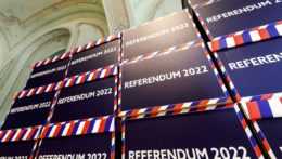 Petičné hárky k referendu v krabiciach.