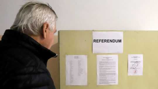 Na snímke volič vchádza do volebnej miestnosti v Sliači.