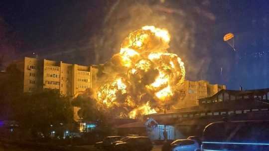 Plamene a dym stúpajú z miesta, na ktoré dopadlo vojenské lietadlo v rezidenčnej oblasti ruského mesta Jejsk.