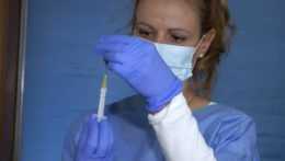 Na snímke zdravotná sestra pripravuje vakcínu na očkovanie proti chrípke