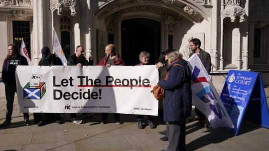 Podporovatelia škótskej nezávislosti stoja pred najvyšším súdom v Londýne.