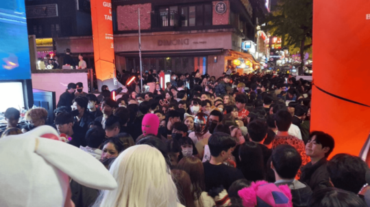 Dav ľudí počas oslavách Halloweenu v juhokórejskom meste Soul.