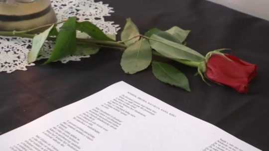 Na snímke ruža a papier s menami obetí dopravnej nehody na Zochovej v Bratislave.
