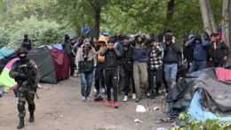 Srbskí policajti sprevádzajú migrantov.