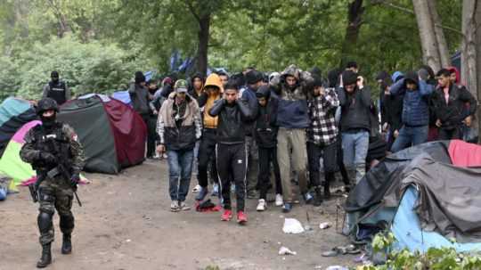 Srbskí policajti sprevádzajú migrantov.