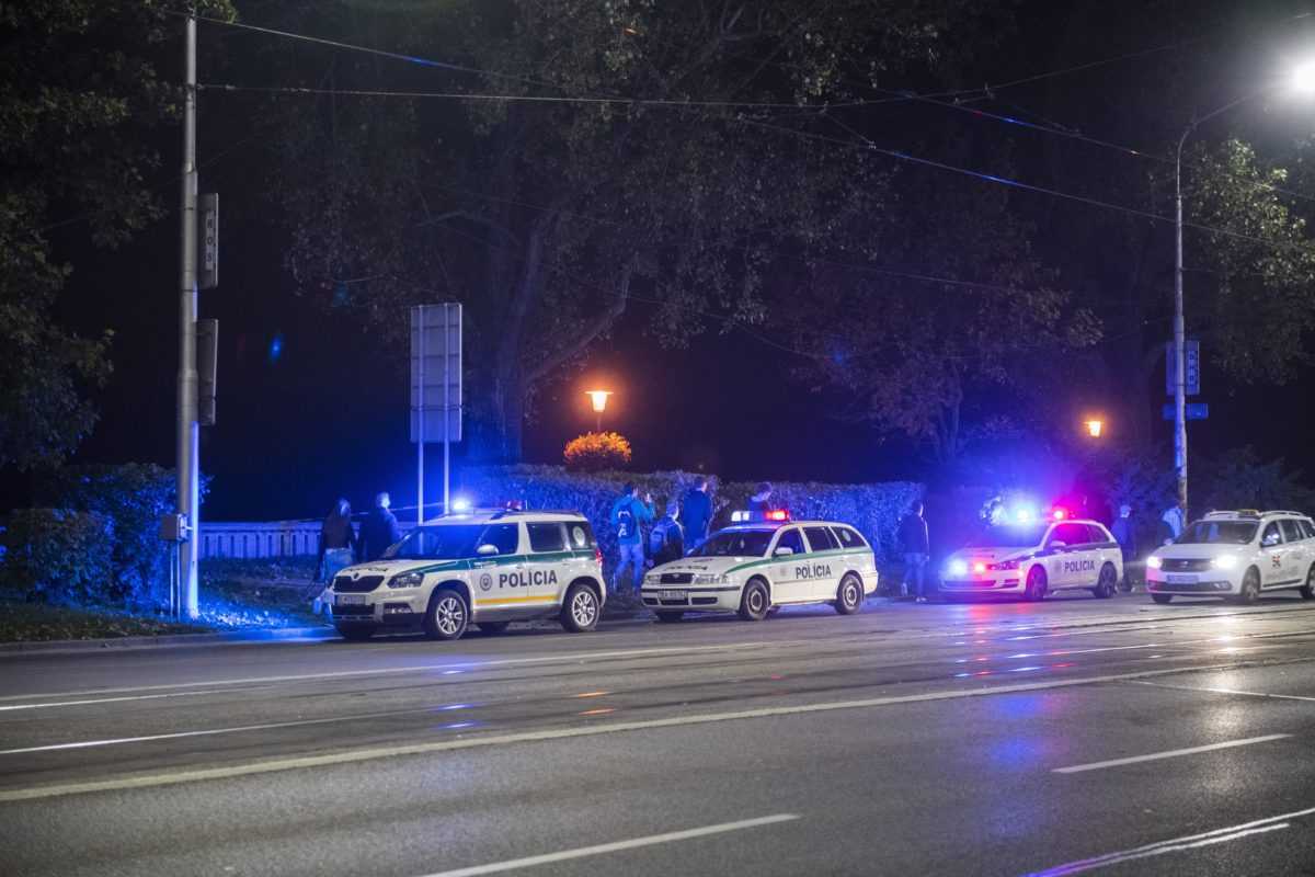 Policajti prehÃ„Â¾adÃƒÂ¡vajÃƒÂº nÃƒÂ¡breÃ…Â¾ie Dunaja po streÃ„Â¾be na ZÃƒÂ¡mockej ulici v Bratislave.