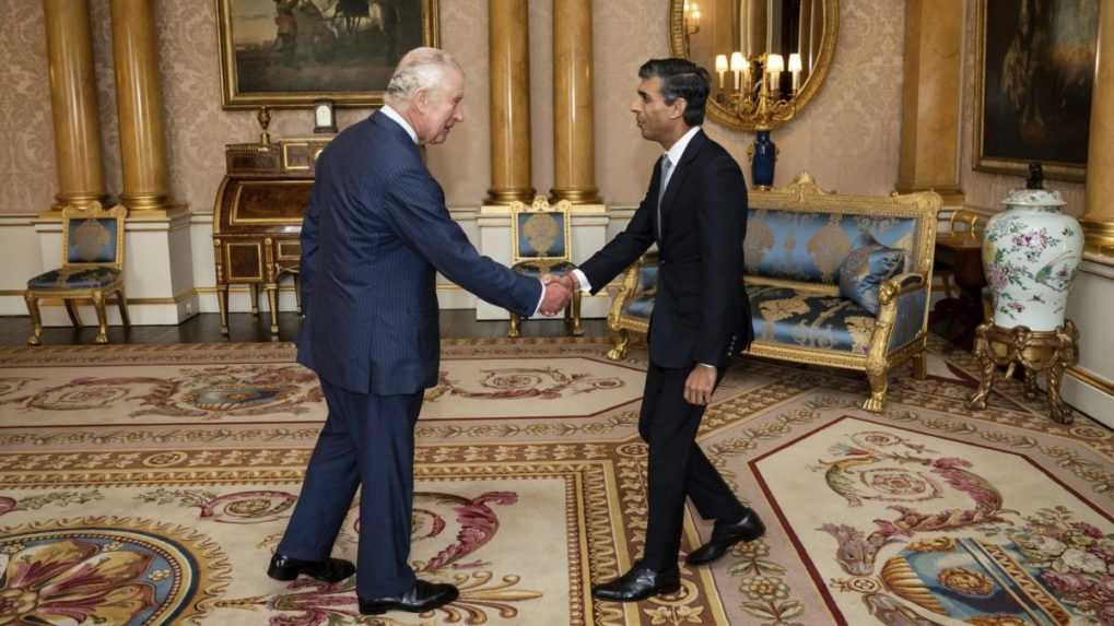 Rishi Sunak sa oficiálne stal novým britským premiérom