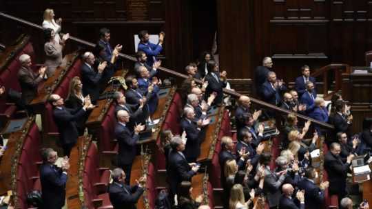 Krajne pravicoví poslanci tlieskajú po tom, čo nová talianska vláda premiérky Giorgie Meloniovej uspela v hlasovaní o dôvere v dolnej komore talianskeho parlamentu.