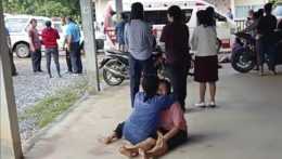Na snímke je rozrušená žena, ktorú utešujú po streľbe pred strediskom starostlivosti o deti v meste Nóng Bua Lampchu
