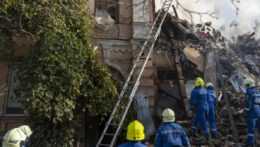 hasiči zasahujú v zničenej bytovke v Kyjeve