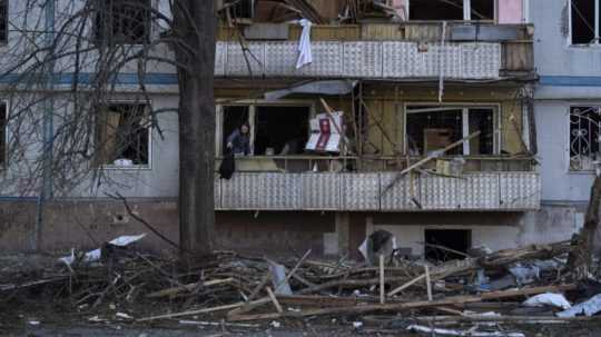 zničená bytovka na Ukrajine