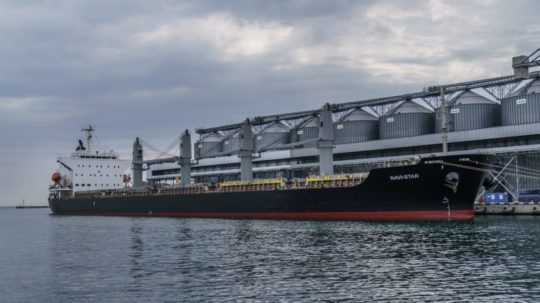 Nákladná loď čaká na vyplávanie z ukrajinského prístavu Odesa