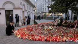 Sviečky a kvety, ktorými si ľudia uctili pamiatku obetí teroristického činu.