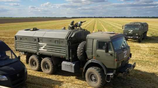 ruský vojak na vojenskom vozidle