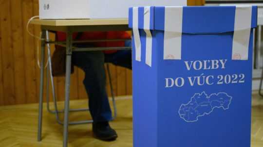 Na snímke volebná schránka pre voľby do VÚC.