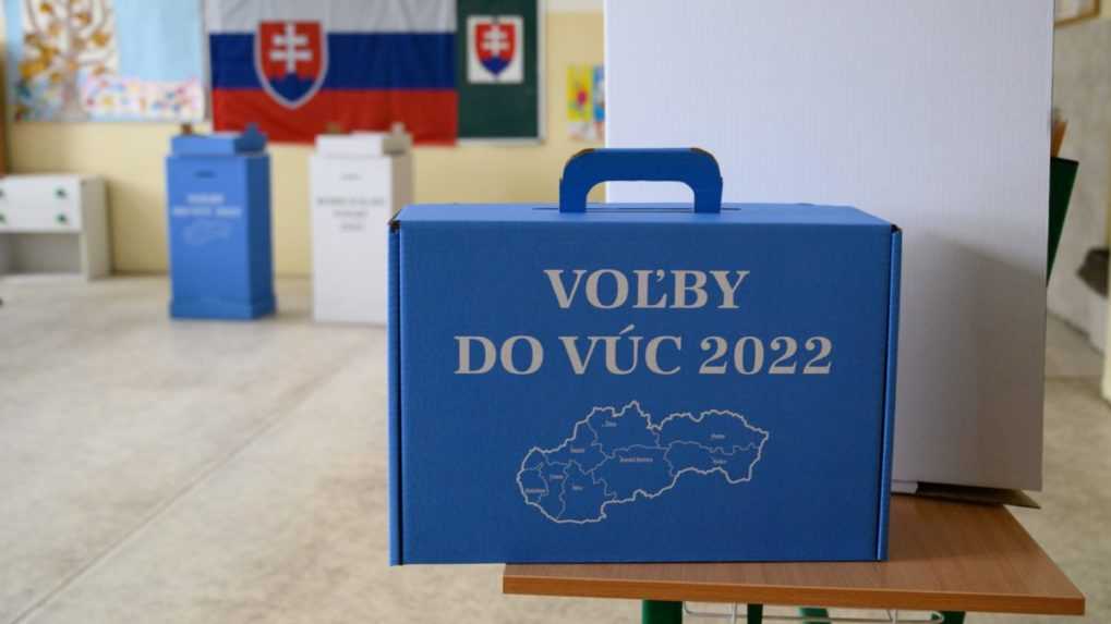 Na snímke modrá prenosná volebná urna volieb do VÚC.